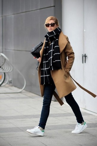 Wie blaue Jeans mit weißer Leder niedriger Sneakers zu kombinieren – 42 Damen Outfits