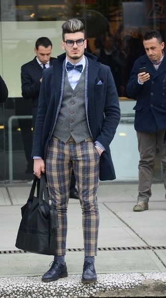Blaue Fliege mit Schottenmuster kombinieren – 9 Herren Outfits