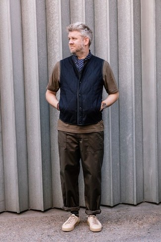 Blauen gepunkteten Schal kombinieren – 8 Casual Herren Outfits