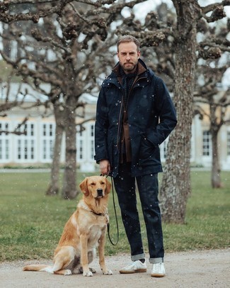 Blauen gepunkteten Schal kombinieren – 8 Casual Herren Outfits