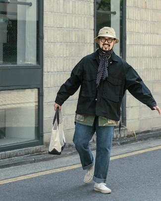 Blauen gepunkteten Schal kombinieren – 8 Casual Herren Outfits