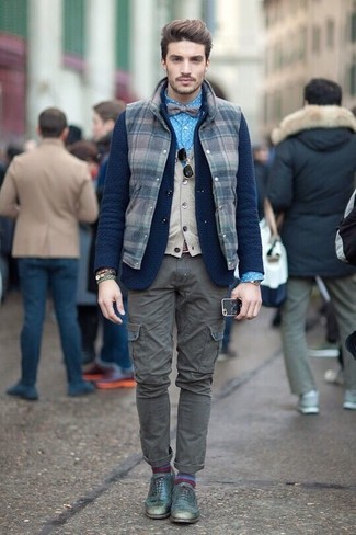 Blaue Wollärmellose jacke kombinieren – 7 Herren Outfits