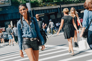 Braunen Ledergürtel kombinieren – 390 Damen Outfits: Die Kombination aus einer blauen Jeansbluse mit knöpfen und einem braunen Ledergürtel schafft die richtige Balance zwischen legerem Casual-Look und zeitgenössische Aussehen.