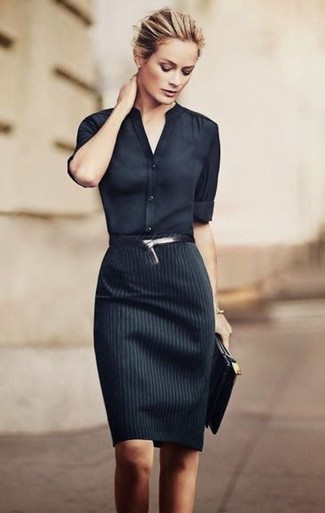 Vertikal gestreiften Rock kombinieren – 35 Damen Outfits: Vereinigen Sie eine schwarze Bluse mit Knöpfen mit einem vertikal gestreiften Rock, um einen stilsicheren Freizeit-Look zu schaffen.