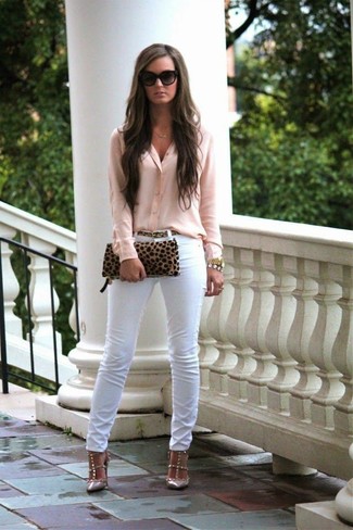 rosa Bluse mit Knöpfen, weiße enge Jeans, hellbeige beschlagene Leder Pumps, beige Wildleder Clutch mit Leopardenmuster für Damen