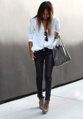 Schwarze enge Jeans aus Leder kombinieren – 153 Damen Outfits: Wenn Sie einen lockeren Look erzeugen müssen, probieren Sie die Kombination aus einer weißen Bluse mit Knöpfen und schwarzen engen Jeans aus Leder. Komplettieren Sie Ihr Outfit mit grauen Wildleder Stiefeletten.