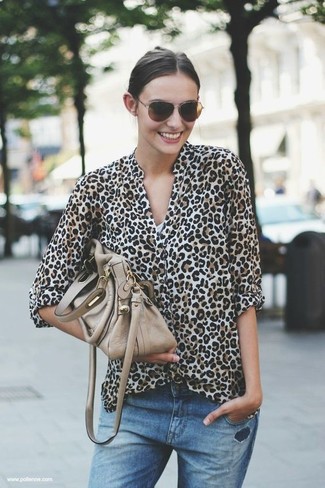 Hellbeige Satchel-Tasche aus Leder kombinieren – 206 Damen Outfits: Möchten Sie ein zeitgenössisches, lockeres Outfit erzielen, ist diese Paarung aus einer hellbeige Bluse mit Knöpfen mit Leopardenmuster und einer hellbeige Satchel-Tasche aus Leder Ihre Wahl.