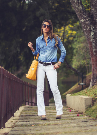 Dunkelbraune Wildleder Pumps kombinieren – 63 Damen Outfits: Diese Kombination aus einer blauen Chambray Bluse mit Knöpfen und weißen Jeans ist super für den Alltag geeignet. Ergänzen Sie Ihr Look mit dunkelbraunen Wildleder Pumps.