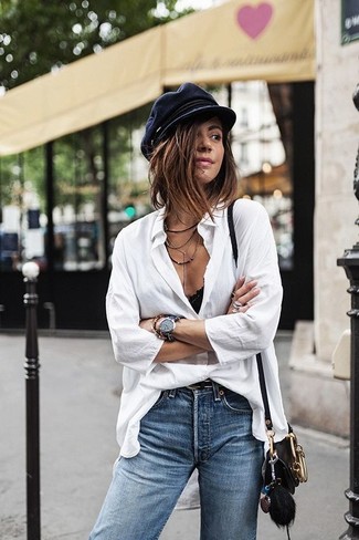 Schwarze Uhr kombinieren – 300 Damen Outfits: Die Kombination aus einer weißen Bluse mit Knöpfen und einer schwarzen Uhr bringt einen stylischen Streetstyle-Touch in Ihre Alltags-Looks.