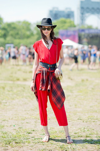 Roten Jumpsuit kombinieren – 46 Damen Outfits: Eine rote und dunkelblaue Bluse mit Knöpfen mit Schottenmuster und ein roter Jumpsuit sind hervorragend geeignet, um ein stilvolles Alltags-Outfit zu kreieren. Mehrfarbige Zehentrenner leihen Originalität zu einem klassischen Look.