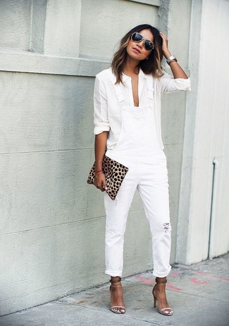 Braune Clutch mit Leopardenmuster kombinieren – 35 Damen Outfits: Probieren Sie die Kombination aus einer weißen Bluse mit Knöpfen und einer braunen Clutch mit Leopardenmuster für einen super coolen ultralässigen Look. Hellbeige Leder Sandaletten sind eine gute Wahl, um dieses Outfit zu vervollständigen.