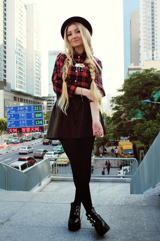 Schwarzen Wollhut kombinieren – 473 Damen Outfits: Um einen einfachen und ultralässigen Trend-Look zu kreieren, probieren Sie die Kombination aus einer roten Bluse mit Knöpfen mit Schottenmuster und einem schwarzen Wollhut. Komplettieren Sie Ihr Outfit mit schwarzen Leder Stiefeletten.