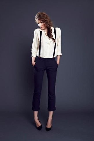 weiße Bluse mit Knöpfen, dunkelblaue enge Hose, schwarze Leder Pumps, schwarzer Hosenträger für Damen