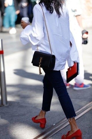 Rote Pumps kombinieren – 321 Damen Outfits: Um ein modernes, lockeres Outfit zu erreichen, wahlen Sie eine weiße Bluse mit Knöpfen und dunkelblauen Jeans. Ergänzen Sie Ihr Look mit roten Pumps.