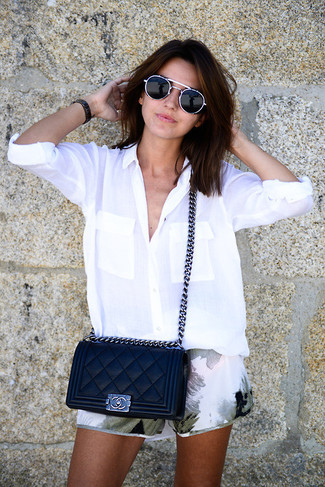 Schwarze gesteppte Leder Umhängetasche kombinieren – 96 Sommer Damen Outfits: Tragen Sie eine weiße Bluse mit Knöpfen und eine schwarze gesteppte Leder Umhängetasche für einen hübschen super entspannten Trend-Look. Was für eine tolle Sommer-Outfit Idee!