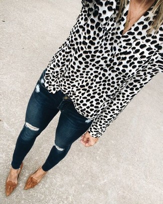 Weiße und schwarze Bluse mit Knöpfen mit Leopardenmuster kombinieren – 3 Damen Outfits: Möchten Sie einen interessanten Freizeit-Look erreichen, ist die Paarung aus einer weißen und schwarzen Bluse mit Knöpfen mit Leopardenmuster und dunkelblauen engen Jeans mit Destroyed-Effekten ganz wunderbar. Fügen Sie braunen Leder Slipper mit Quasten für ein unmittelbares Style-Upgrade zu Ihrem Look hinzu.