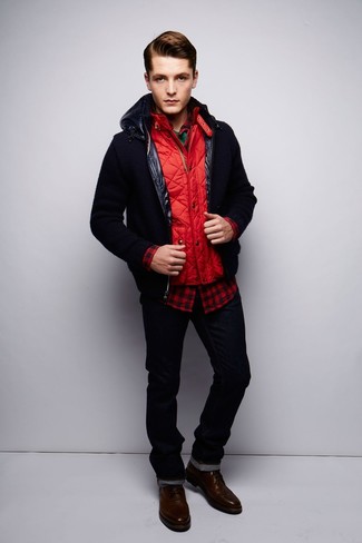 Rotes und weißes Langarmhemd mit Vichy-Muster kombinieren – 137 Herren Outfits: Paaren Sie ein rotes und weißes Langarmhemd mit Vichy-Muster mit schwarzen Jeans für ein bequemes Outfit, das außerdem gut zusammen passt. Fühlen Sie sich ideenreich? Vervollständigen Sie Ihr Outfit mit einer dunkelbraunen Lederfreizeitstiefeln.