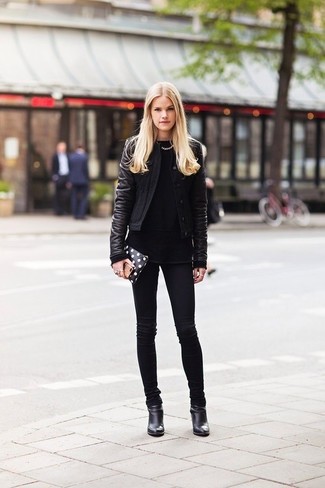Schwarze Leder Bomberjacke kombinieren – 93 Damen Outfits: Eine schwarze Leder Bomberjacke und schwarze enge Jeans sind unverzichtbar für jede Freizeit-Garderobe. Schwarze Leder Stiefeletten sind eine ideale Wahl, um dieses Outfit zu vervollständigen.