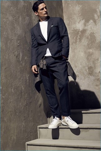 Welche Bomberjacken mit weißer niedriger Sneakers zu tragen – 51 Smart-Casual Herren Outfits: Tragen Sie eine Bomberjacke und einen dunkelblauen Anzug für einen stilvollen, eleganten Look. Weiße niedrige Sneakers leihen Originalität zu einem klassischen Look.