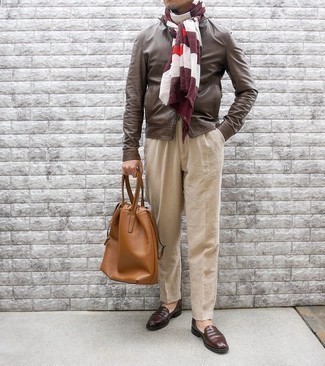 Braune Leder Bomberjacke kombinieren – 180 Herren Outfits: Erwägen Sie das Tragen von einer braunen Leder Bomberjacke und einer hellbeige Leinen Anzughose für einen stilvollen, eleganten Look. Ergänzen Sie Ihr Look mit dunkelbraunen Leder Slippern.