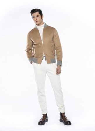 Beige Bomberjacke kombinieren – 288 Herren Outfits: Kombinieren Sie eine beige Bomberjacke mit einer weißen Chinohose für ein großartiges Wochenend-Outfit. Fühlen Sie sich mutig? Wählen Sie dunkelbraunen Chelsea Boots aus Leder.