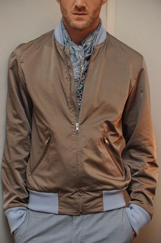 Grauen Schal kombinieren – 681+ Herren Outfits: Für ein bequemes Couch-Outfit, paaren Sie eine braune Bomberjacke mit einem grauen Schal.