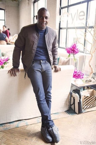 Braune Bomberjacke kombinieren – 500+ Herren Outfits: Kombinieren Sie eine braune Bomberjacke mit dunkelblauen Jeans für ein großartiges Wochenend-Outfit. Fühlen Sie sich ideenreich? Ergänzen Sie Ihr Outfit mit grauen Wildleder Sportschuhen.