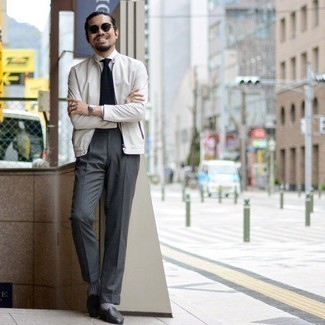 Weiße Bomberjacke kombinieren – 53 Herren Outfits: Kombinieren Sie eine weiße Bomberjacke mit einer dunkelgrauen Anzughose für einen stilvollen, eleganten Look. Schwarze Leder Slipper sind eine ideale Wahl, um dieses Outfit zu vervollständigen.