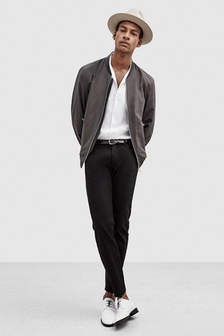 Graue Bomberjacke kombinieren – 243 Herren Outfits: Erwägen Sie das Tragen von einer grauen Bomberjacke und einer schwarzen Anzughose, um vor Klasse und Perfektion zu strotzen. Ergänzen Sie Ihr Look mit weißen Leder Derby Schuhen.