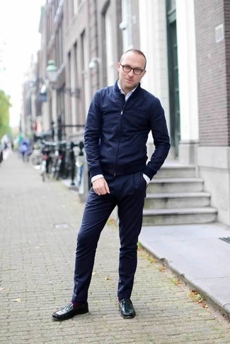 Dunkelgrüne Leder Slipper kombinieren – 70 Herren Outfits: Vereinigen Sie eine dunkelblaue Bomberjacke mit einer dunkelblauen Anzughose für einen stilvollen, eleganten Look. Vervollständigen Sie Ihr Look mit dunkelgrünen Leder Slippern.