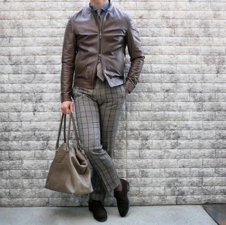 Braune Leder Bomberjacke kombinieren – 180 Herren Outfits: Kombinieren Sie eine braune Leder Bomberjacke mit einer grauen Anzughose mit Schottenmuster für Ihren Bürojob. Fühlen Sie sich ideenreich? Ergänzen Sie Ihr Outfit mit dunkelbraunen Monks aus Wildleder.