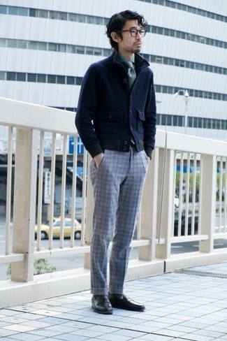 Dunkelblaue Wollbomberjacke kombinieren – 31 Herren Outfits: Kombinieren Sie eine dunkelblaue Wollbomberjacke mit einer grauen Anzughose mit Vichy-Muster, um einen modischen Freizeitlook zu kreieren. Heben Sie dieses Ensemble mit schwarzen Leder Slippern hervor.