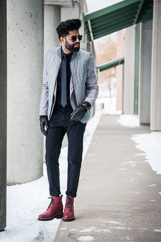 Graue Bomberjacke kombinieren – 243 Herren Outfits: Kombinieren Sie eine graue Bomberjacke mit einer schwarzen Chinohose für ein großartiges Wochenend-Outfit. Wählen Sie dunkelroten Brogue Stiefel aus Leder, um Ihr Modebewusstsein zu zeigen.