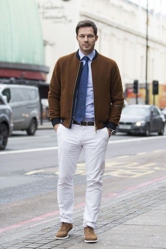 Wie Bomberjacke mit Oxford Schuhe zu kombinieren – 11 Smart-Casual Frühling Herren Outfits: Kombinieren Sie eine Bomberjacke mit einer weißen Chinohose für einen bequemen Alltags-Look. Fühlen Sie sich ideenreich? Wählen Sie Oxford Schuhe. Das Outfit wird zu Frühling pur.