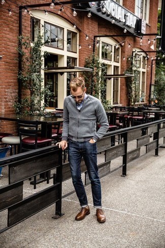 Graue Bomberjacke kombinieren – 243 Herren Outfits: Tragen Sie eine graue Bomberjacke und dunkelblauen Jeans, um mühelos alles zu meistern, was auch immer der Tag bringen mag. Fügen Sie braunen Leder Oxford Schuhe für ein unmittelbares Style-Upgrade zu Ihrem Look hinzu.