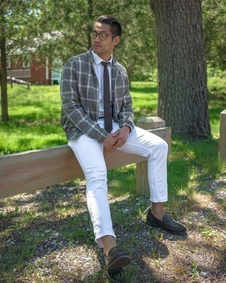 Dunkelgraue Bomberjacke kombinieren – 89 Smart-Casual Herren Outfits: Tragen Sie eine dunkelgraue Bomberjacke und weißen Jeans für einen bequemen Alltags-Look. Fühlen Sie sich mutig? Ergänzen Sie Ihr Outfit mit dunkelbraunen Leder Slippern.