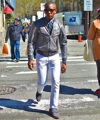 Graue Bomberjacke kombinieren – 243 Herren Outfits: Kombinieren Sie eine graue Bomberjacke mit weißen Jeans, um einen lockeren, aber dennoch stylischen Look zu erhalten. Machen Sie Ihr Outfit mit grauen Doppelmonks aus Wildleder eleganter.