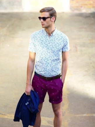 Violette Shorts kombinieren – 36 Herren Outfits: Tragen Sie eine dunkelblaue Bomberjacke und violetten Shorts für ein bequemes Outfit, das außerdem gut zusammen passt.
