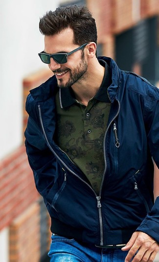 30 Jährige: Dunkelgrünes Polohemd kombinieren – 1 Lässige Herren Outfits warm Wetter: Ein dunkelgrünes Polohemd und blaue Jeans mit Destroyed-Effekten sind eine perfekte Wochenend-Kombination.