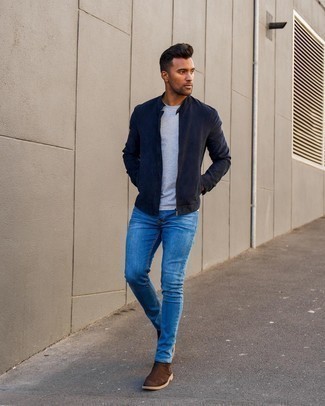 Blaue enge Jeans kombinieren – 1200+ Herren Outfits: Kombinieren Sie eine dunkelblaue Bomberjacke mit blauen engen Jeans für ein sonntägliches Mittagessen mit Freunden. Fügen Sie dunkelbraunen Chelsea Boots aus Wildleder für ein unmittelbares Style-Upgrade zu Ihrem Look hinzu.