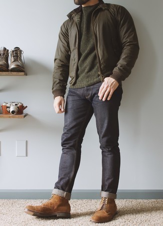 Welche Jeans mit brauner Bomberjacke zu tragen – 286 Herren Outfits: Kombinieren Sie eine braune Bomberjacke mit Jeans, um mühelos alles zu meistern, was auch immer der Tag bringen mag. Fühlen Sie sich ideenreich? Entscheiden Sie sich für eine braune Wildlederfreizeitstiefel.