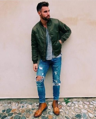 Dunkelblaue enge Jeans kombinieren – 500+ Casual Herren Outfits: Paaren Sie eine dunkelgrüne Bomberjacke mit dunkelblauen engen Jeans für einen entspannten Wochenend-Look. Fühlen Sie sich mutig? Entscheiden Sie sich für eine braune Lederfreizeitstiefel.