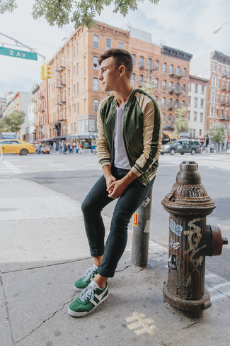Weiße und grüne niedrige Sneakers kombinieren – 271 Herren Outfits: Tragen Sie eine dunkelgrüne Bomberjacke und dunkelgrauen enge Jeans für einen bequemen Alltags-Look. Vervollständigen Sie Ihr Look mit weißen und grünen niedrigen Sneakers.