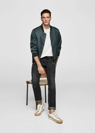 Olivgrüne Bomberjacke kombinieren – 437 Herren Outfits: Vereinigen Sie eine olivgrüne Bomberjacke mit schwarzen Jeans für einen bequemen Alltags-Look. Weiße Leder niedrige Sneakers sind eine gute Wahl, um dieses Outfit zu vervollständigen.