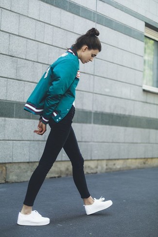 Olivgrüne Bomberjacke kombinieren – 58 Damen Outfits: Die Kombination aus einer olivgrünen Bomberjacke und schwarzen engen Jeans bietet die richtige Balance zwischen einem Alltags-Look und zeitgenössische Stil. Komplettieren Sie Ihr Outfit mit weißen Segeltuch niedrigen Sneakers.