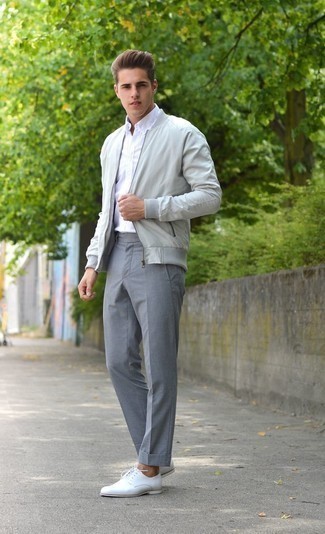 Graue Bomberjacke kombinieren – 243 Herren Outfits: Kombinieren Sie eine graue Bomberjacke mit einer grauen Anzughose für einen stilvollen, eleganten Look. Weiße Leder Derby Schuhe sind eine großartige Wahl, um dieses Outfit zu vervollständigen.