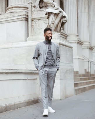 30 Jährige: Welche Rollkragenpullover mit grauer Anzughose zu tragen – 391 Herren Outfits: Kombinieren Sie einen Rollkragenpullover mit einer grauen Anzughose für einen stilvollen, eleganten Look. Wenn Sie nicht durch und durch formal auftreten möchten, wählen Sie weißen Segeltuch niedrige Sneakers.