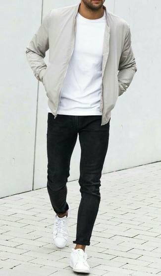 Wie schwarze Jeans mit weißer Segeltuch Turnschuhe zu kombinieren – 119 Casual Frühling Herren Outfits: Kombinieren Sie eine graue Bomberjacke mit schwarzen Jeans für ein bequemes Outfit, das außerdem gut zusammen passt. Wenn Sie nicht durch und durch formal auftreten möchten, entscheiden Sie sich für weißen Segeltuch Turnschuhe. Dieses Outfit ist ein perfektes Übergangs-Outfit.