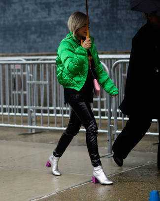 Mintgrüne Bomberjacke kombinieren – 7 Damen Outfits: Kombinieren Sie eine mintgrüne Bomberjacke mit einer schwarzen enger Hose aus Leder für einen wunderbaren Look. Ergänzen Sie Ihr Look mit silbernen Leder Stiefeletten.
