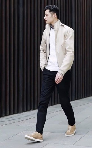 hellbeige Leder Bomberjacke, weißer Pullover mit einem Rundhalsausschnitt, schwarze Chinohose, beige Segeltuch niedrige Sneakers für Herren